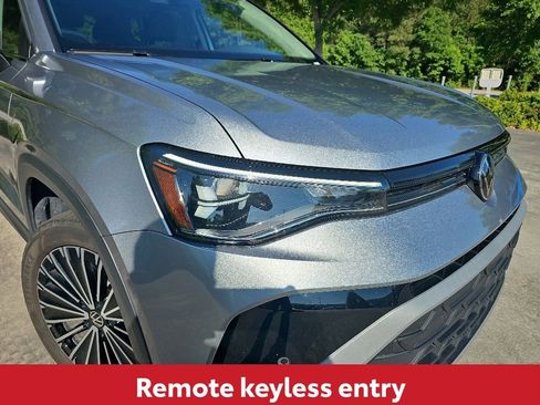 Used 2025 Volkswagen Taos SE FWD image 8