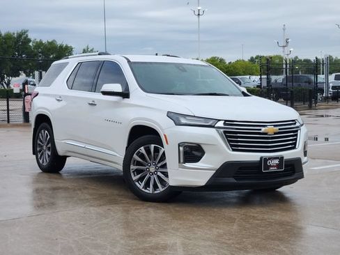 Used 2022 Chevrolet Traverse Premier FWD image 2