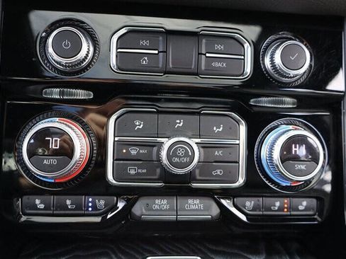 Used 2022 GMC Yukon Denali w/ Denali Premium Package image 28