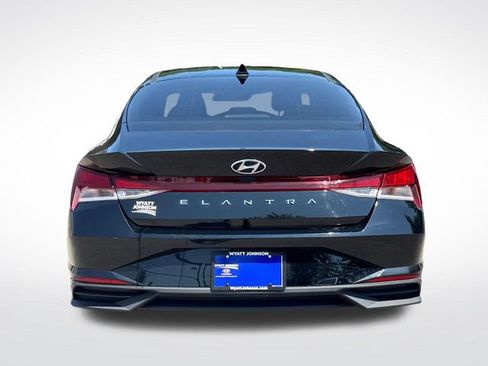 Used 2022 Hyundai Elantra SE FWD image 4