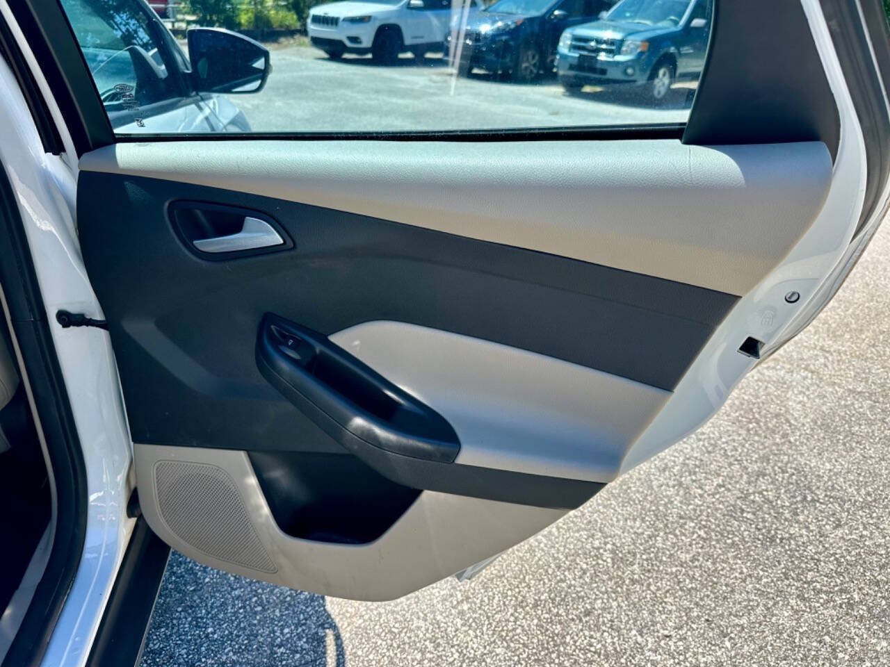 Used 2015 Ford Focus SE FWD image 15