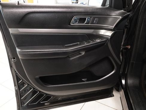 Used 2018 Ford Explorer XLT w/ Equipment Group 202A AWD/4WD image 17