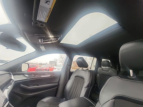 Used 2023 Jeep Grand Cherokee L Laredo image 14