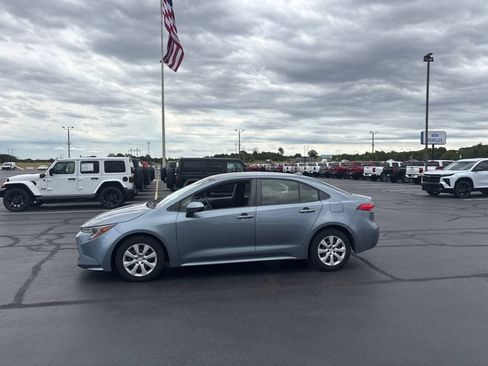Used 2022 Toyota Corolla LE FWD image 2