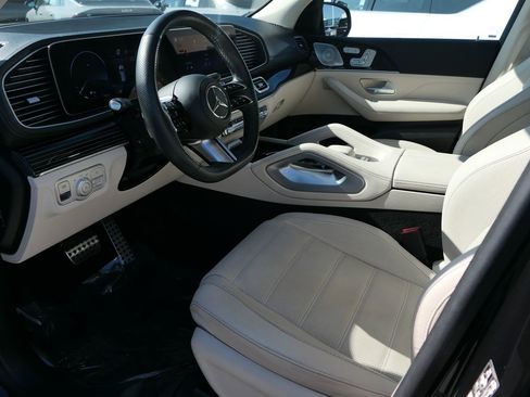 Used 2024 Mercedes-Benz GLS 580 4MATIC image 11