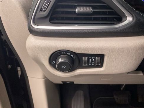 Used 2021 Chrysler Pacifica Limited w/ Uconnect Theater Family Group image 21