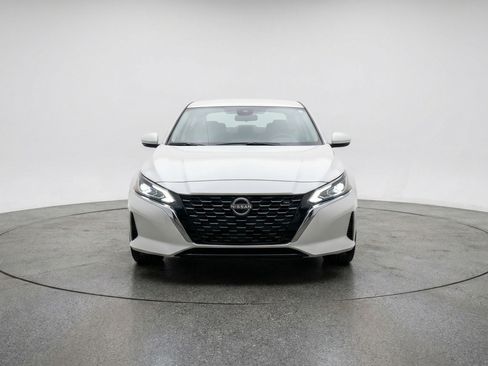 Used 2025 Nissan Altima 2.5 SV FWD image 2