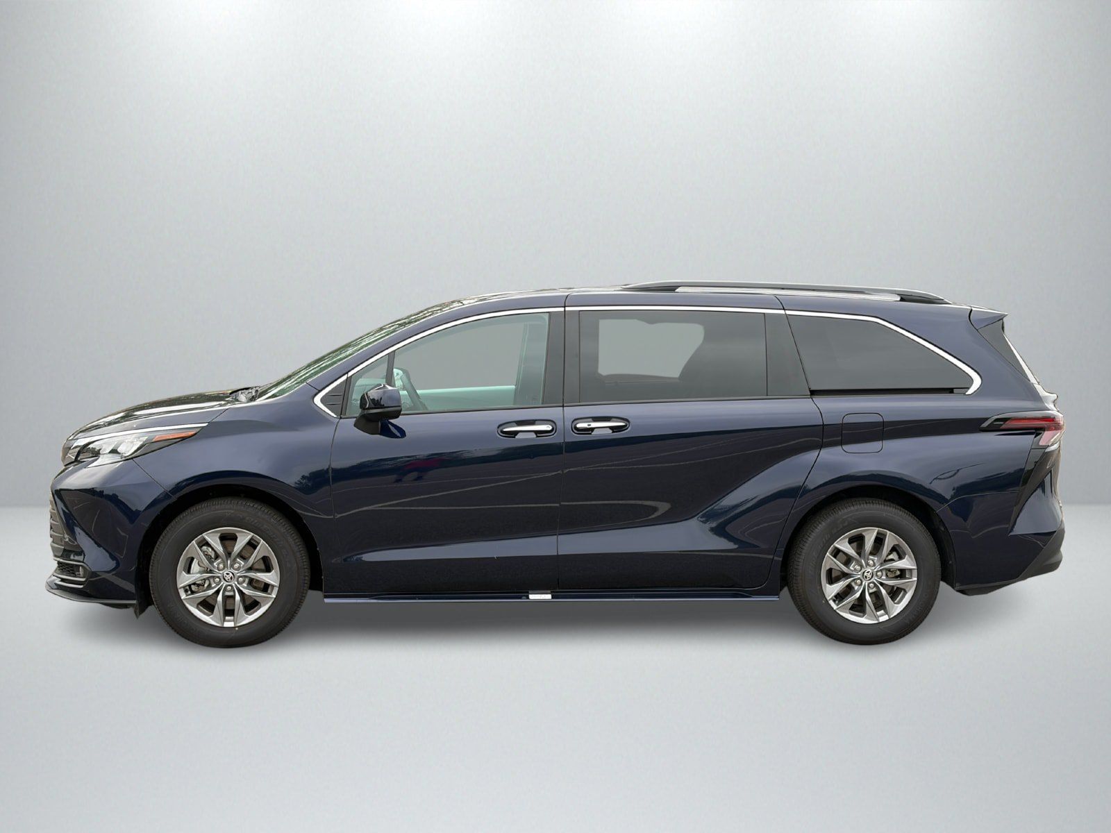 Used 2026 Toyota Sienna XLE FWD image 2