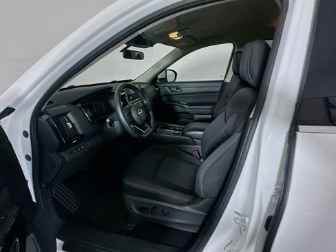 Used 2025 Nissan Pathfinder SV AWD/4WD image 13