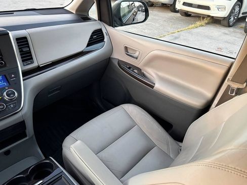 Used 2019 Toyota Sienna XLE FWD image 39