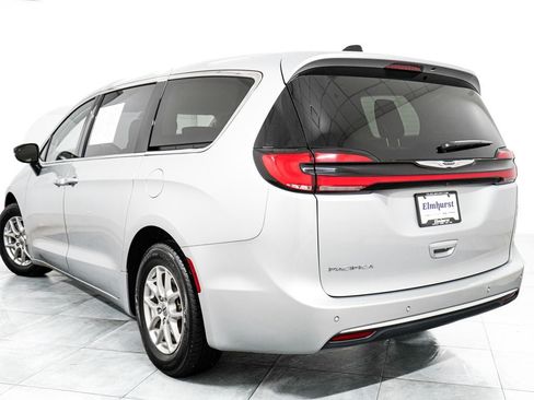 Used 2024 Chrysler Pacifica Touring-L FWD image 5