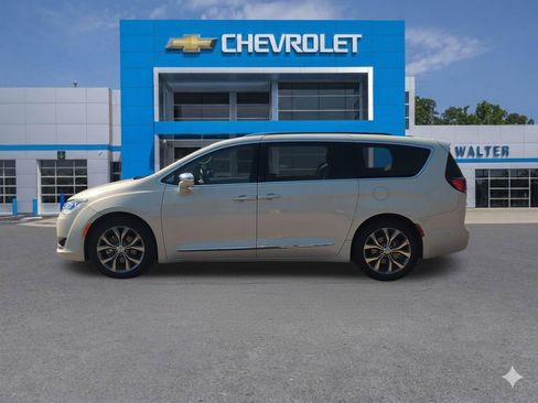 Used 2019 Chrysler Pacifica Limited w/ Tire & Wheel Group image 2