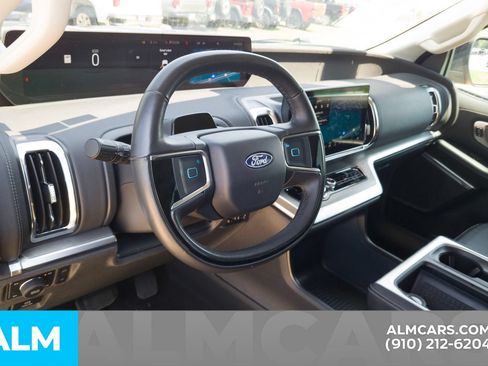 Used 2025 Ford Expedition Platinum AWD/4WD image 16