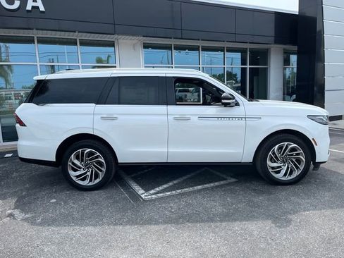Used 2025 Lincoln Navigator Reserve AWD/4WD image 9