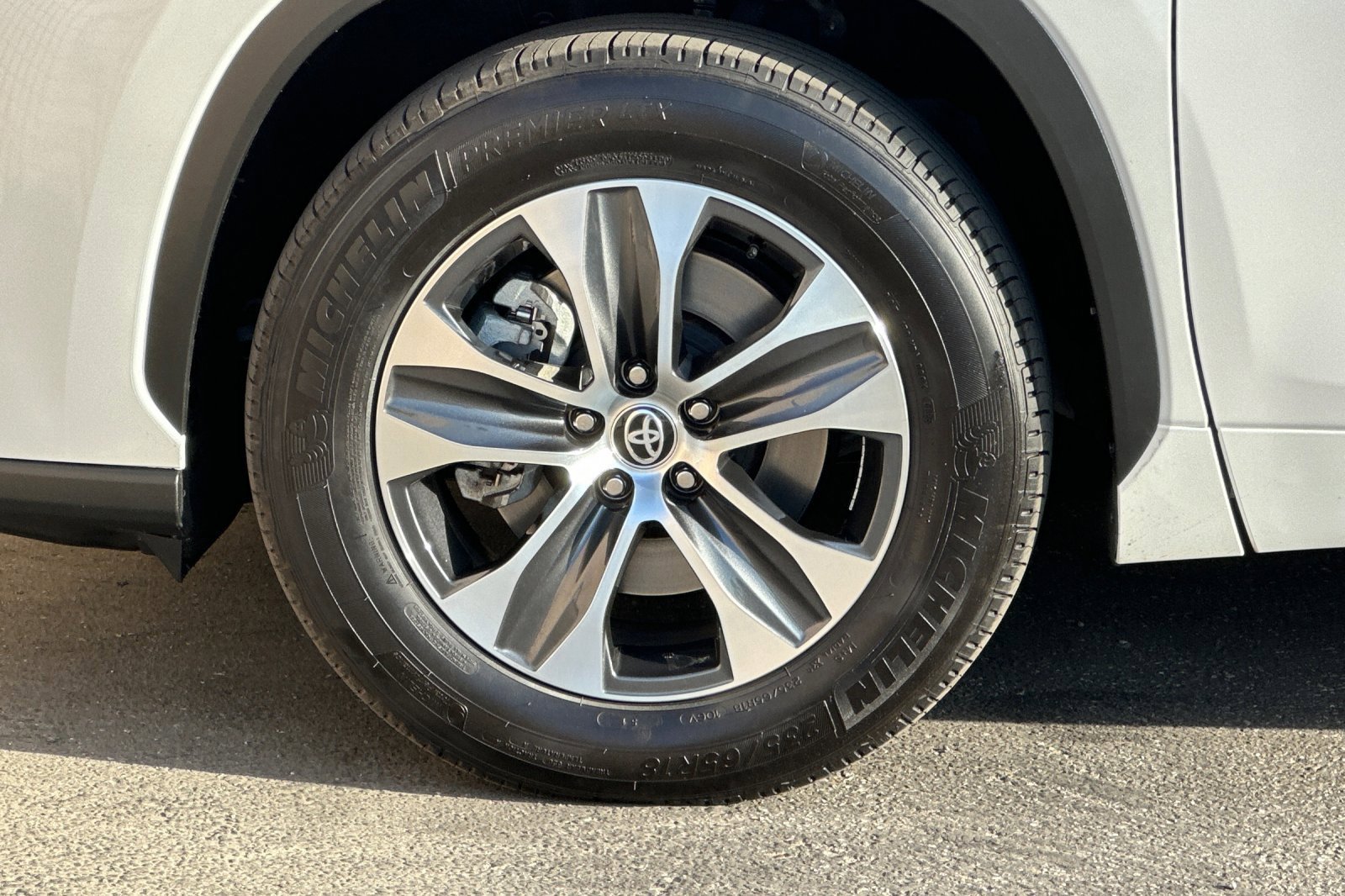 Used 2025 Toyota Highlander XLE FWD image 28