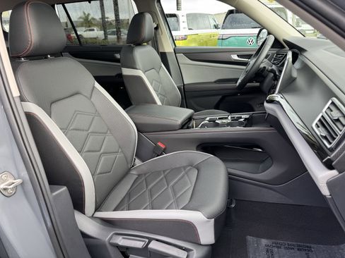 Used 2025 Volkswagen Atlas Peak Edition SE image 39