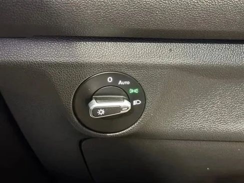 Used 2022 Volkswagen Jetta SE image 32