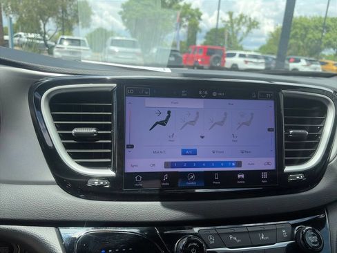 Used 2025 Chrysler Pacifica Select FWD image 36