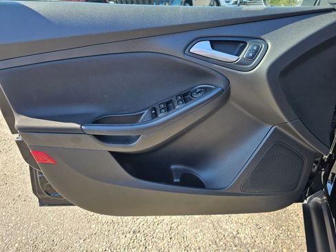 Used 2016 Ford Focus SE w/ SE Winter Package FWD image 20