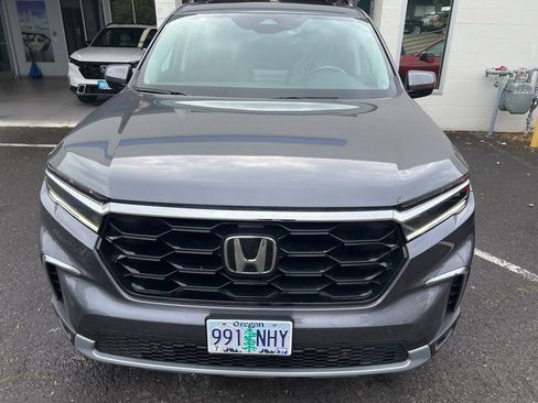 Used 2025 Honda Pilot Touring image 2