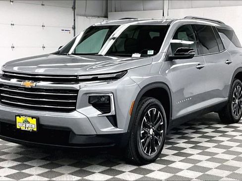 Used 2025 Chevrolet Traverse LT w/ Sun and Wheel Package image 11