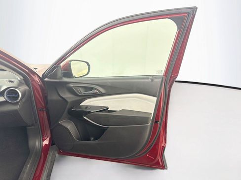 Used 2025 Chevrolet Trax LT FWD image 14
