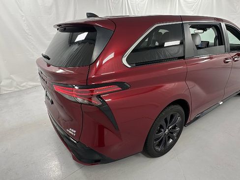 Used 2023 Toyota Sienna XSE image 3