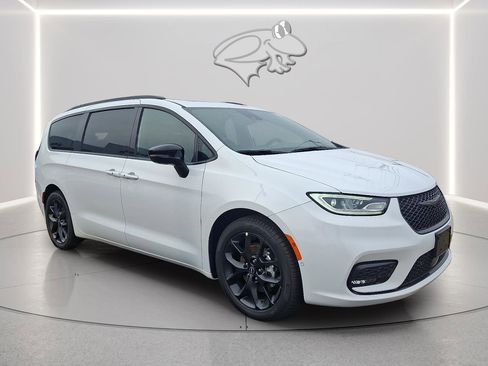 New 2026 Chrysler Pacifica Limited w/ S Appearance Package image 5