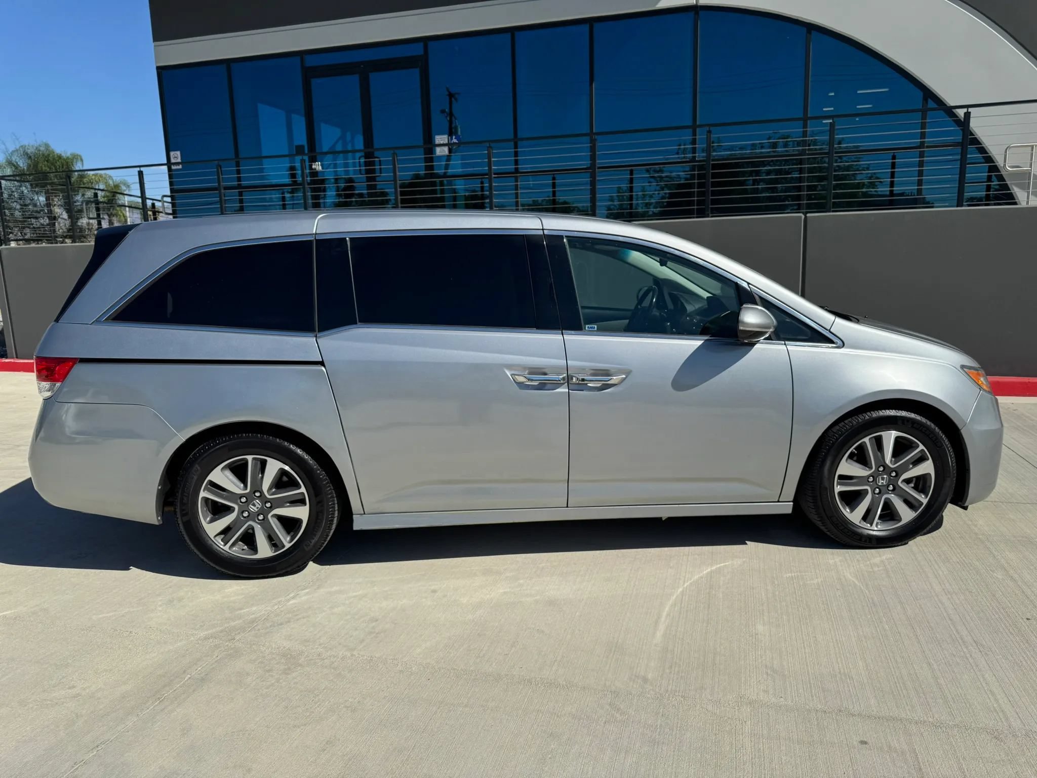 Used 2016 Honda Odyssey Touring image 3