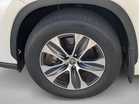 Certified 2024 Toyota Highlander XLE FWD image 10