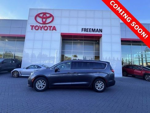 Used 2023 Chrysler Pacifica Touring-L image 1