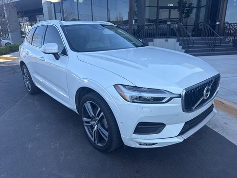Used 2019 Volvo XC60 T5 Momentum w/ Multimedia Package image 2