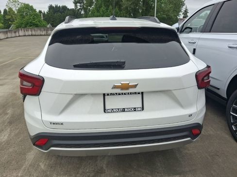 Used 2026 Chevrolet Trax LT FWD image 7