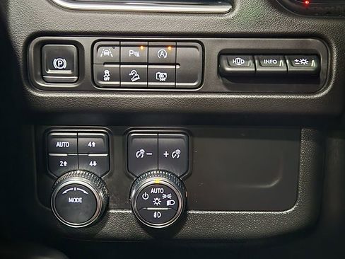 Used 2024 GMC Yukon XL AT4 w/ Technology Package AWD/4WD image 42