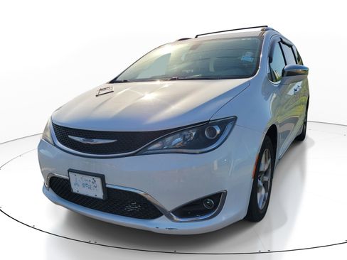 Used 2020 Chrysler Pacifica Limited image 3