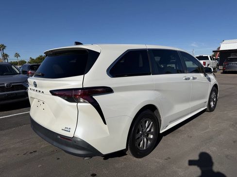 Used 2021 Toyota Sienna XLE image 11