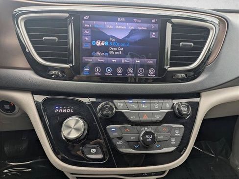 Used 2018 Chrysler Pacifica Touring-L w/ Advanced Safetytec Group FWD image 14