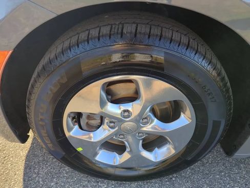 Used 2020 Chrysler Pacifica Touring-L FWD image 11
