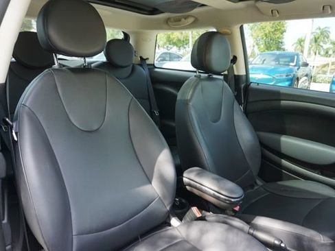 Used 2011 MINI Cooper Hardtop FWD image 2