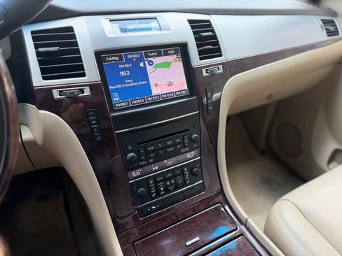 Used 2014 Cadillac Escalade Luxury AWD/4WD image 13