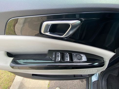 Used 2024 Kia Carnival EX FWD image 11