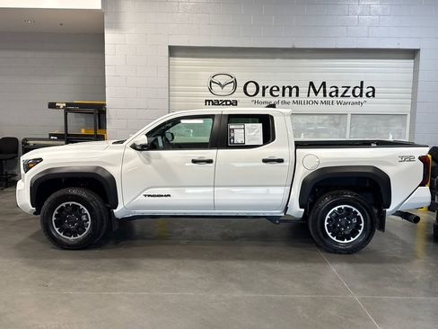 Used 2024 Toyota Tacoma TRD Off-Road w/ TRD Off Road Premium Package AWD/4WD image 27