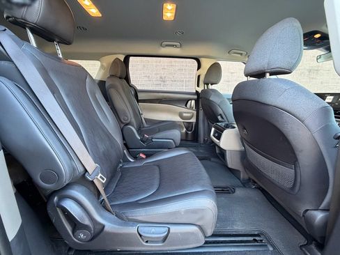 Used 2025 Kia Carnival LX image 19