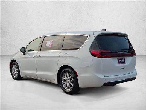 Used 2023 Chrysler Pacifica Touring-L FWD image 7