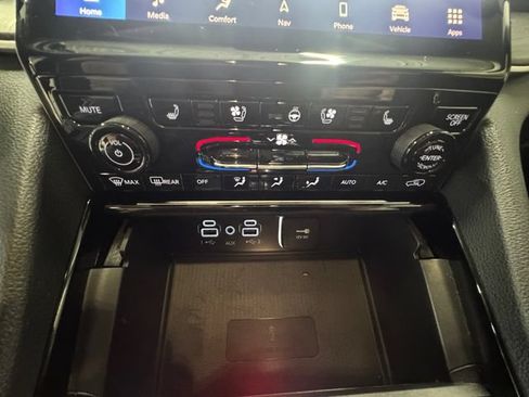Used 2023 Jeep Grand Cherokee L Limited w/ Luxury Tech Group II AWD/4WD image 3