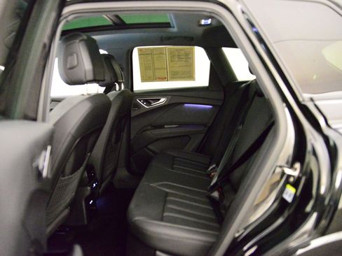 Used 2025 Audi Q4 e-tron Premium Plus w/ Premium Plus image 11