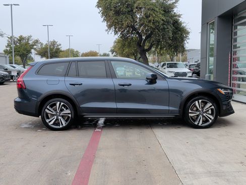 Used 2025 Volvo V60 B5 Cross Country Plus image 10