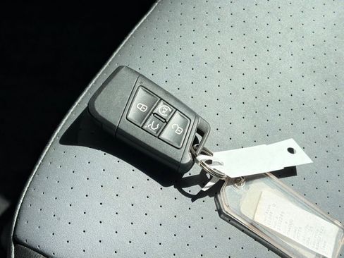 Used 2025 Volkswagen Jetta SE FWD image 21