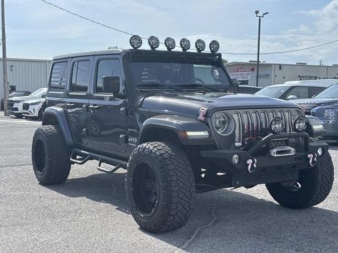 Used 2018 Jeep Wrangler Unlimited Sahara AWD/4WD image 7