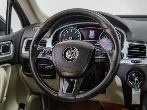 Used 2017 Volkswagen Touareg Executive AWD/4WD image 14